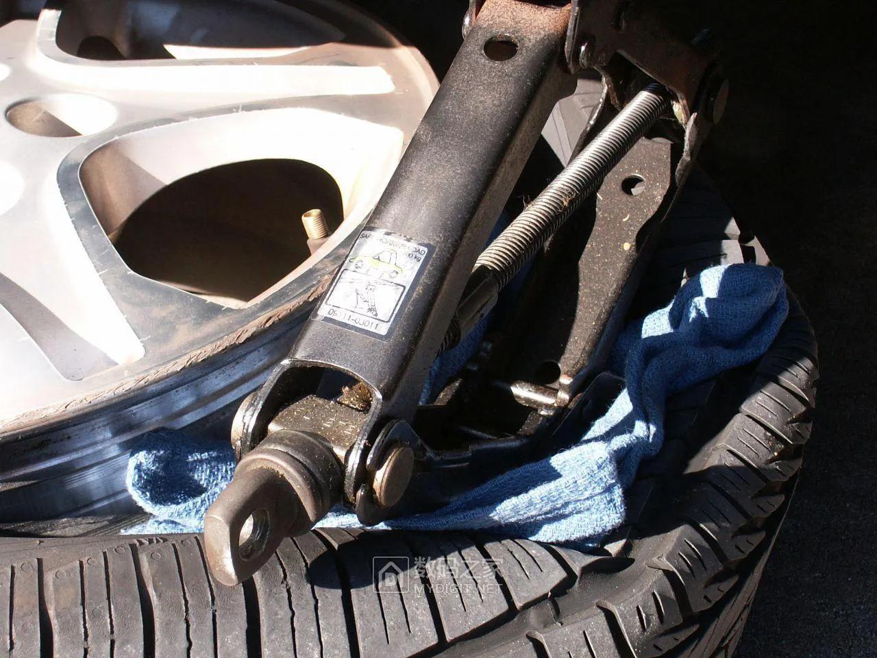 免扒胎机在家更换汽车气嘴或者内置式胎压传感器的方法