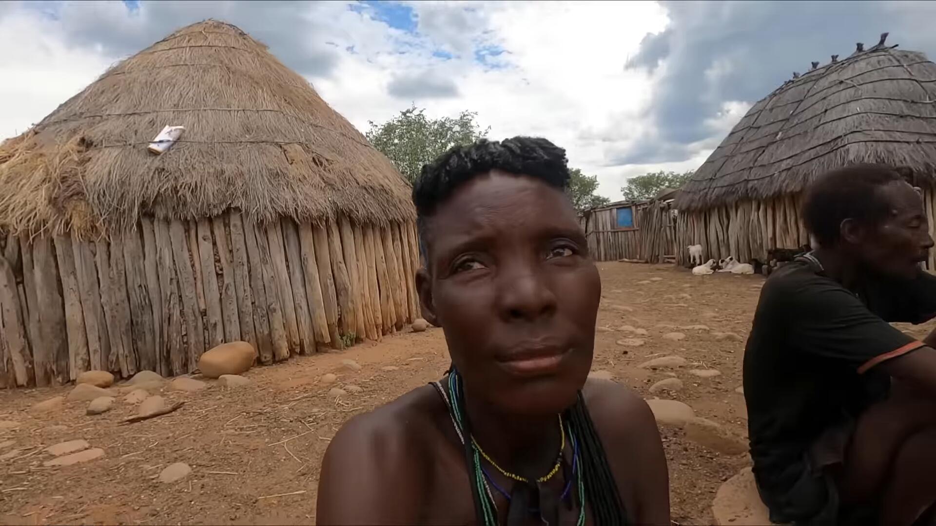 非洲神奇的部落，用牛粪做发型，偶遇不穿衣服的女孩