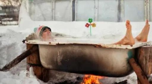 俄罗斯游客逃票打棕熊,俄罗斯两逃票男子把棕熊打成重伤