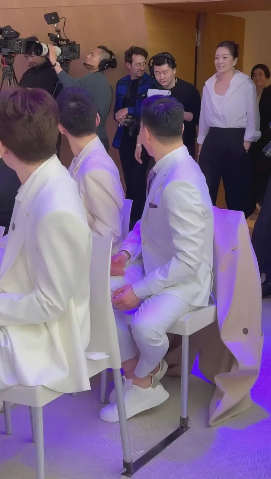 巩俐全黑造型现身进博会,巩俐中式服装走红毯