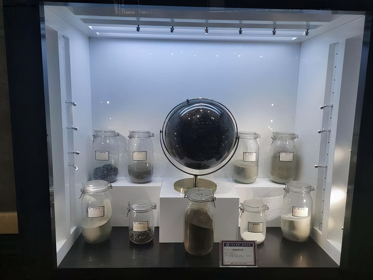 美国送的月壤是真的假的,美国给的1克月岩是赠送的吗