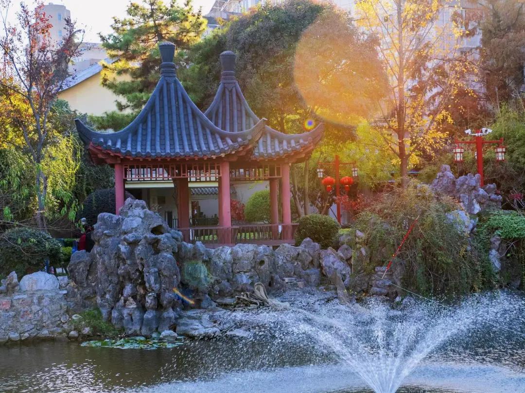 住在常府街，不羡城南与河西