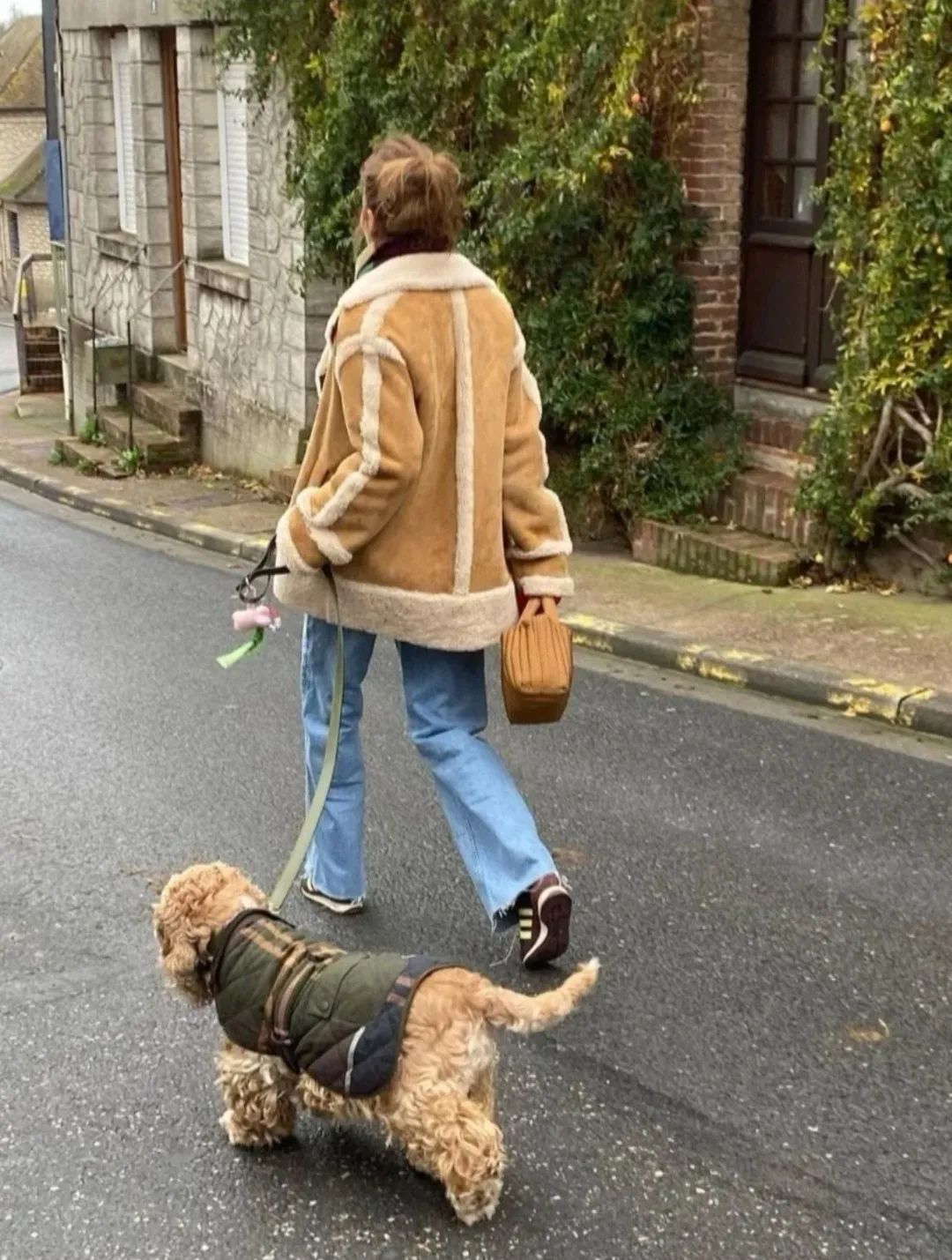 “穿越”到欧洲街头，我发现时髦的普通人们其实在穿这三双鞋子！