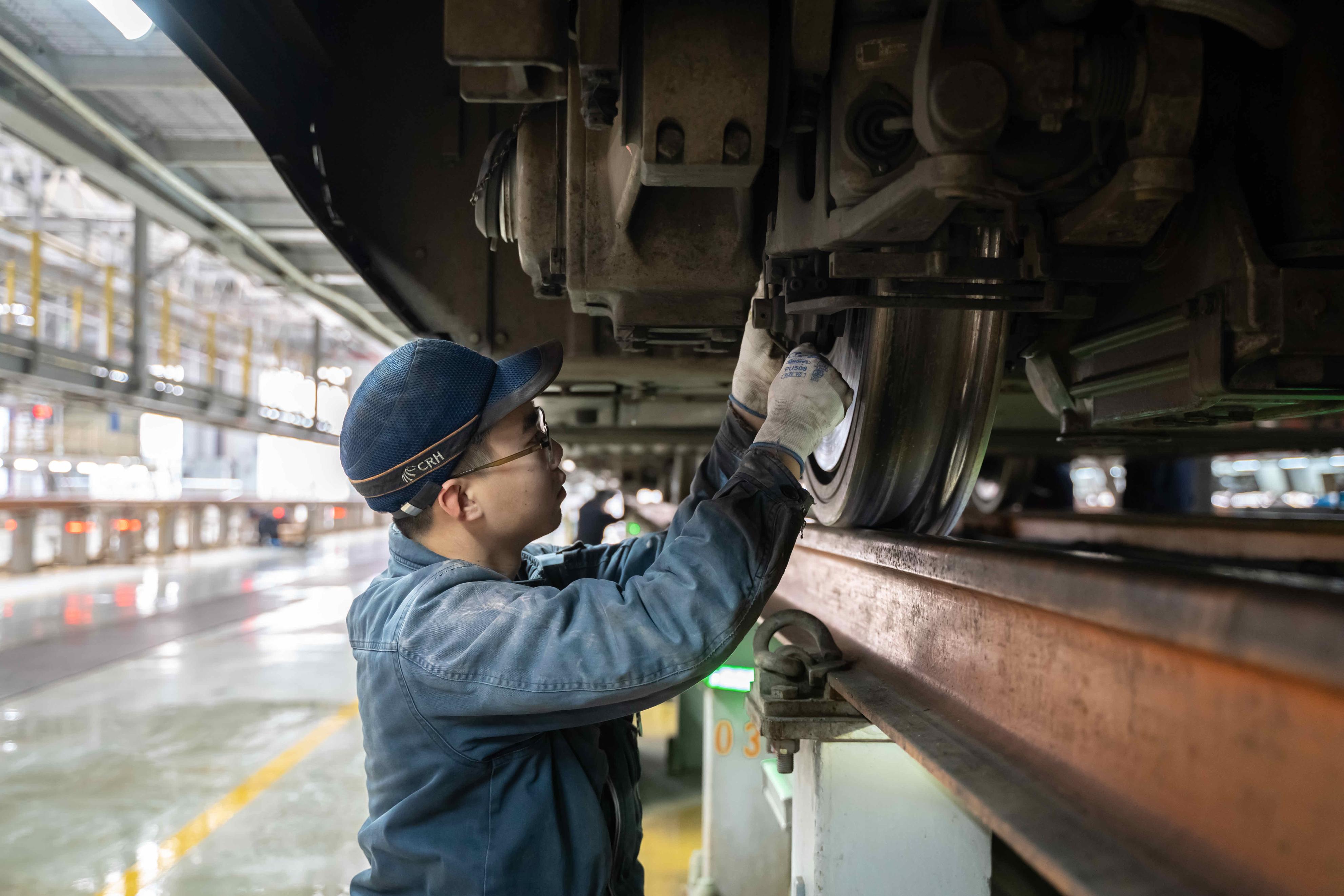 戳视频看158组动车组春运后如何“做体检”