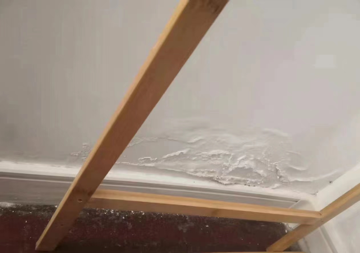 玻璃窗下雨进水怎么办,玻璃窗下雨往屋里漏水