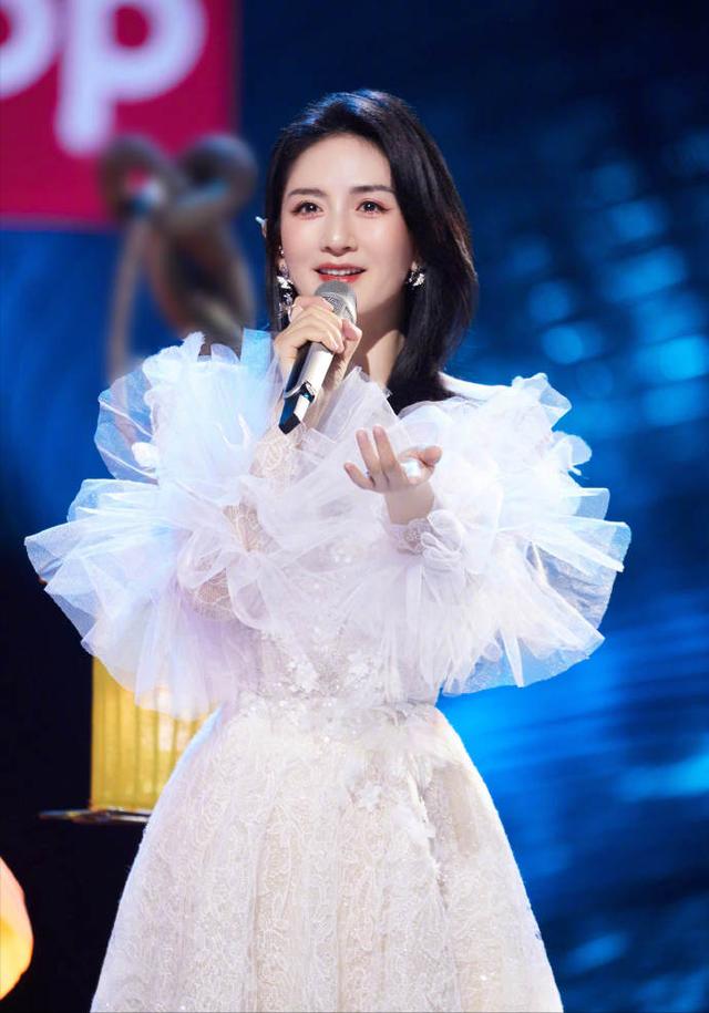 24年来守护着4个兄妹,最后却一个都留不住,何炅老了,都结束了