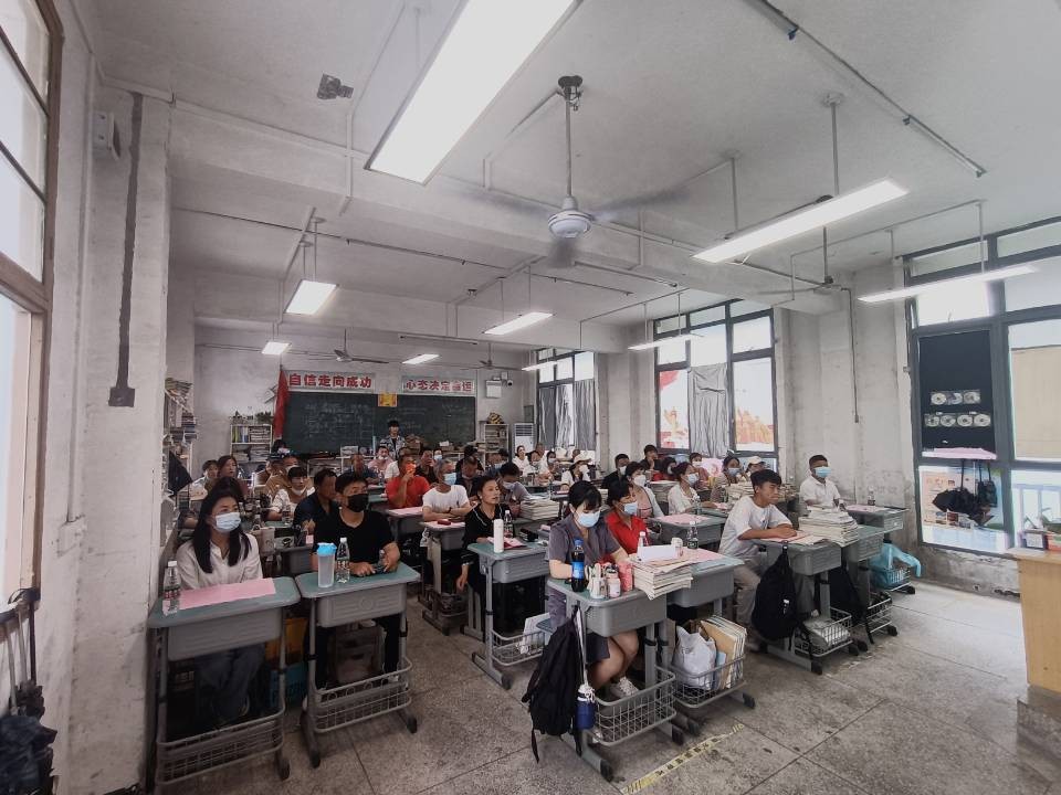 家校沟通协同育人——鄂州市秋林高中召开高一高二年级家长会