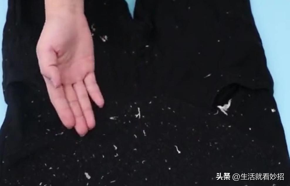 衣服洗完上面很多脏渣子如何清除,衣服洗完很多灰尘怎么处理