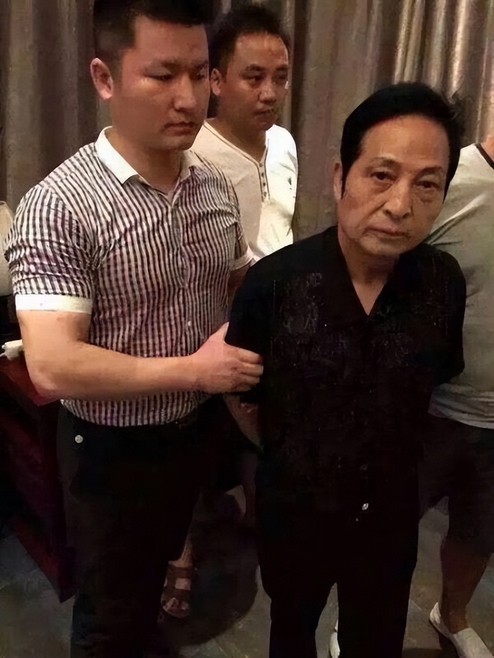 气功大师王林灭亡史,骗财骗色几十年,被捕后*妇情**为救他*引勾**民警