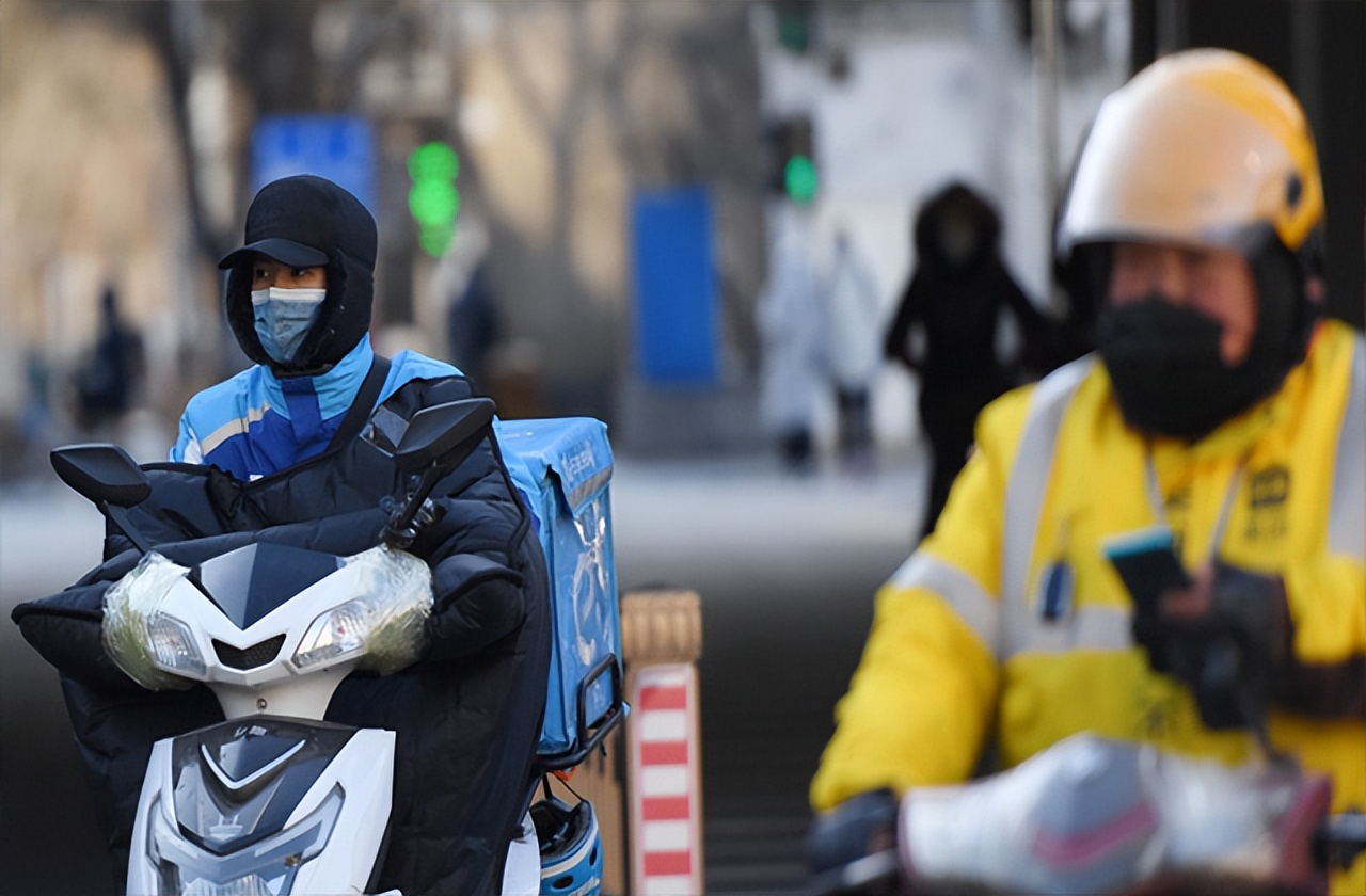 送外卖白天上班晚上可以送外卖吗,外卖员晚上送外卖辛苦