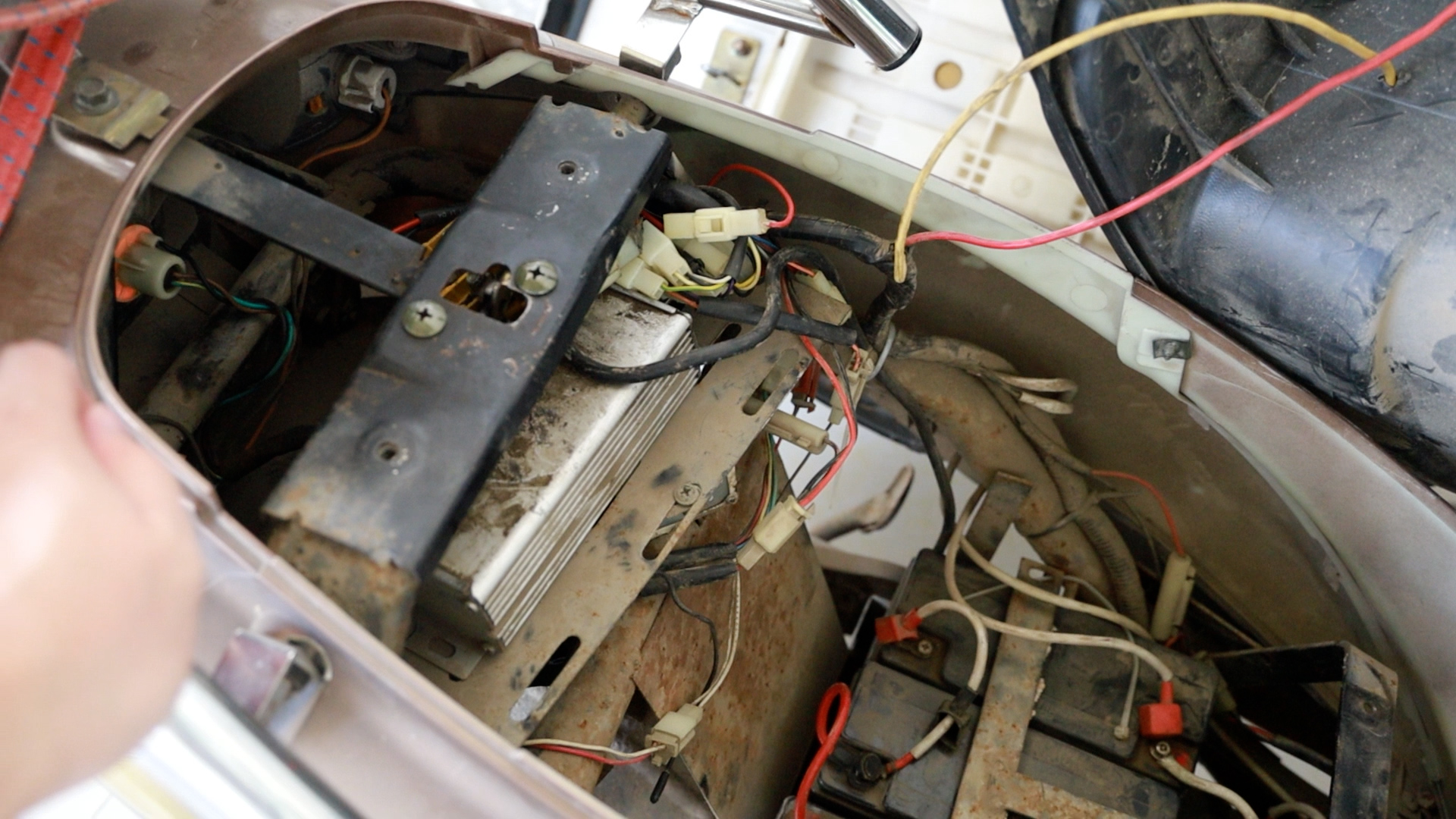 电动车仪表亮没有电量显示也不走,电动车仪表盘显示没电了但是有电