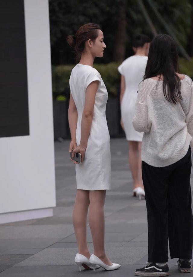 破洞毛边牛仔短裤怎么搭配好看,毛边牛仔短裤搭配什么上衣好看