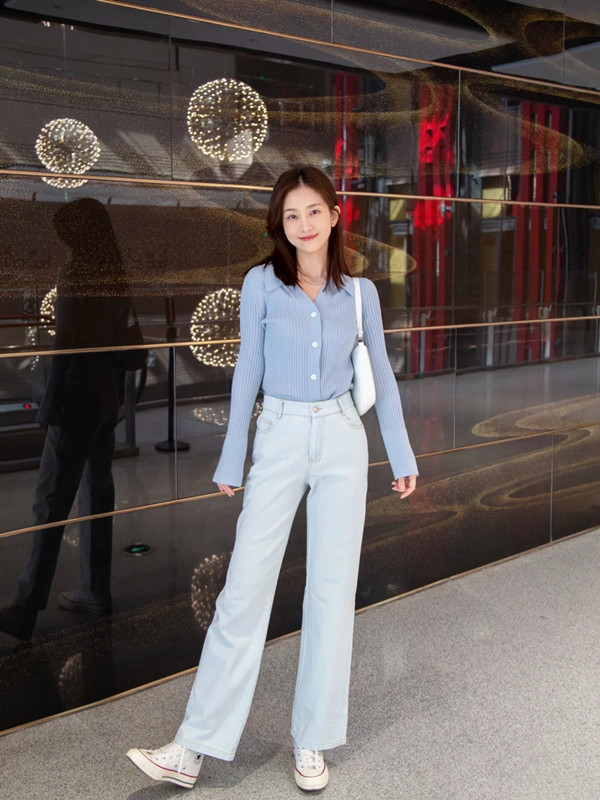 黄皮肤女孩该怎么穿搭显白,被一个女孩的颜值惊艳到了