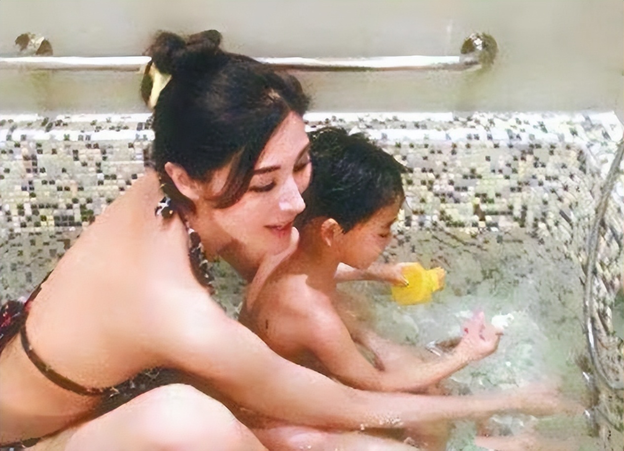 嘴对嘴接吻，当众强吻30岁女儿，没边界感的明星父母有多离谱？