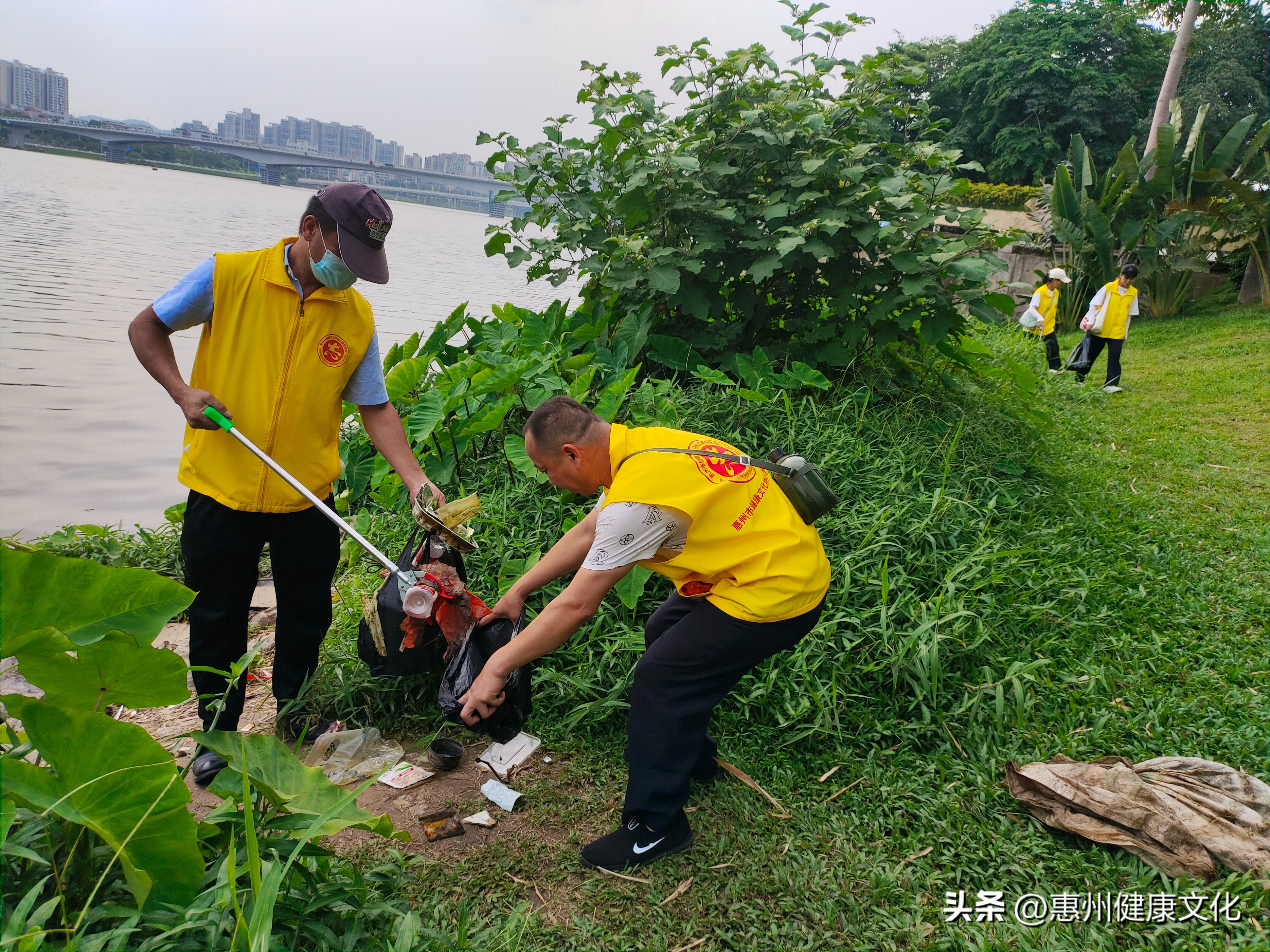 炎炎夏日抵挡不住志愿者的热情,酷暑六月为我们的志愿者点赞