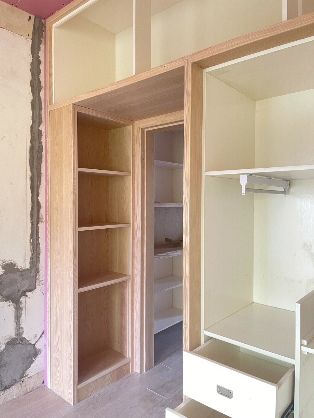 全屋定制比木工做柜子贵多少钱,木工打柜子和全屋定制有啥区别