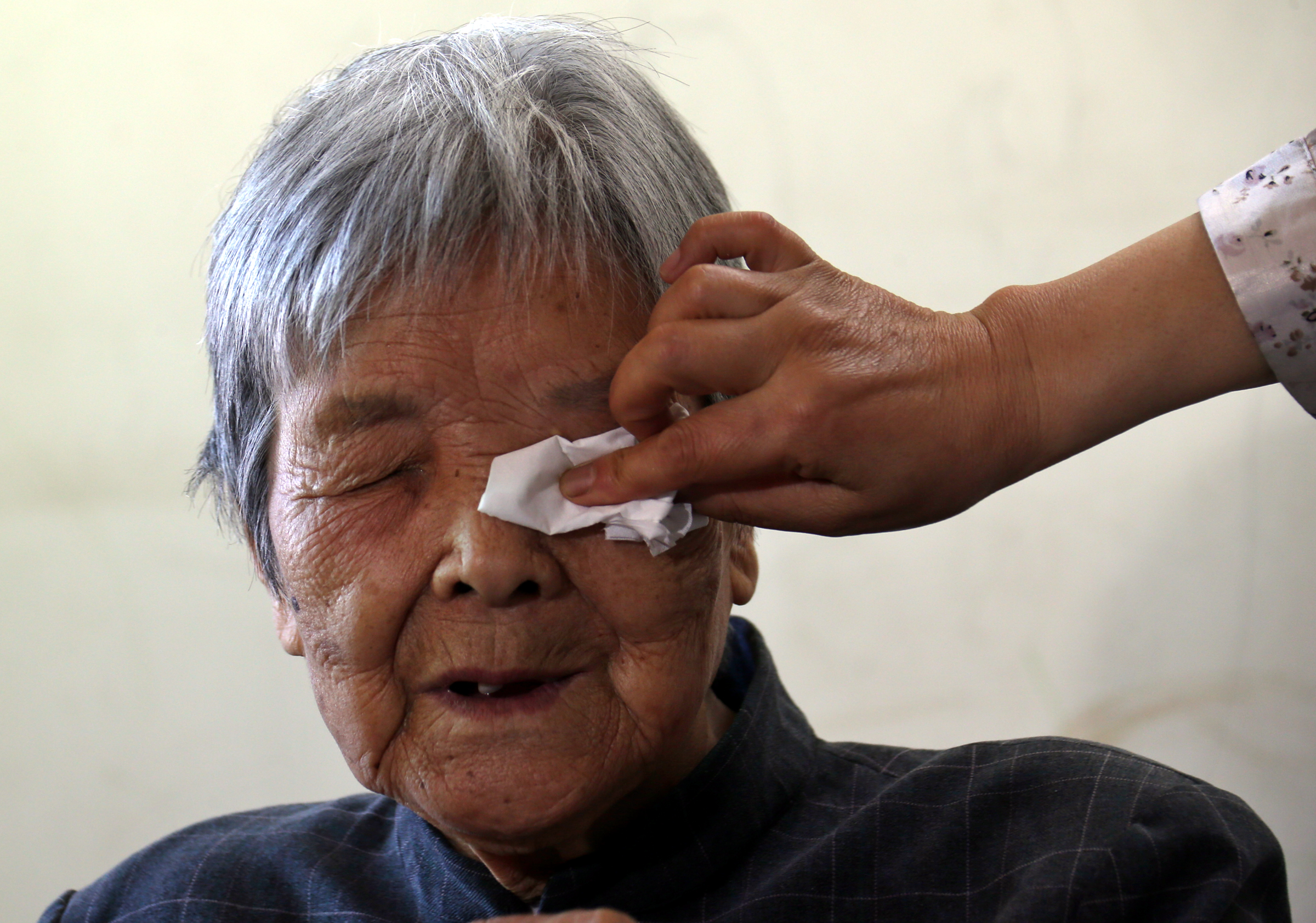 50岁老阿姨在家拍照,70后老阿姨拍照片