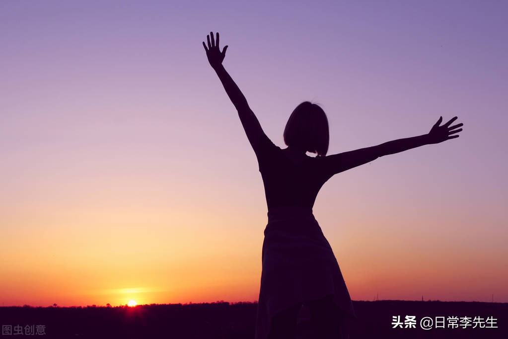 一个人的生活也没有规律,一个人生活不孤独反而很自由