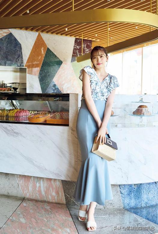 60岁的女人脸色偏黄穿啥颜色好看,黄黑皮女生多穿这3种颜色显气质