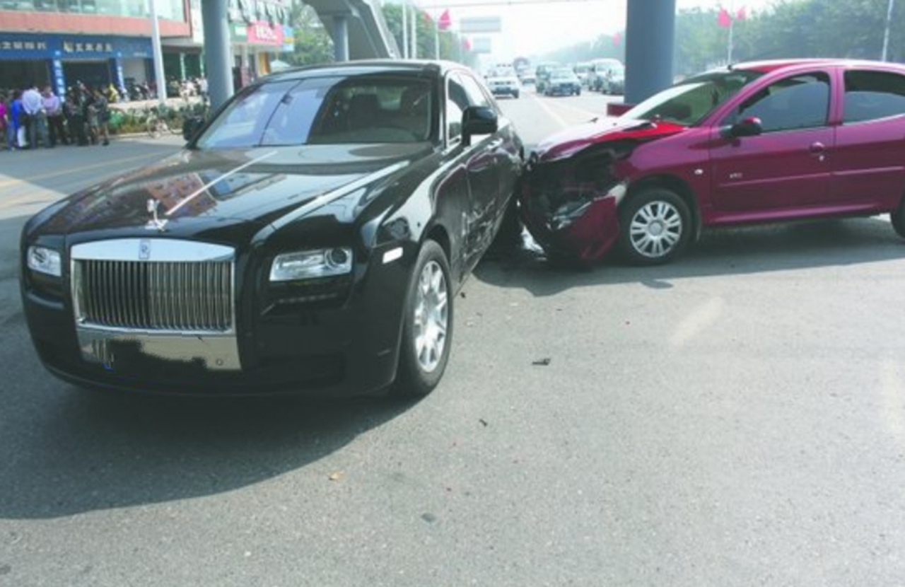 开车撞到豪车自己全责怎么赔,如果不小心碰了豪车赔不起怎么办