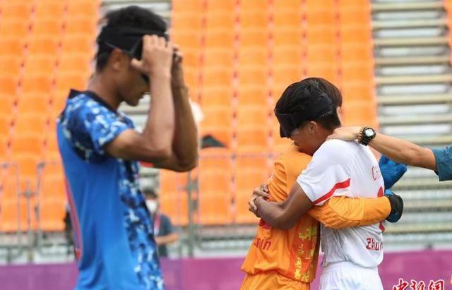 志愿者经历盲目足球：完全失去方向感，只有小碎步能动！