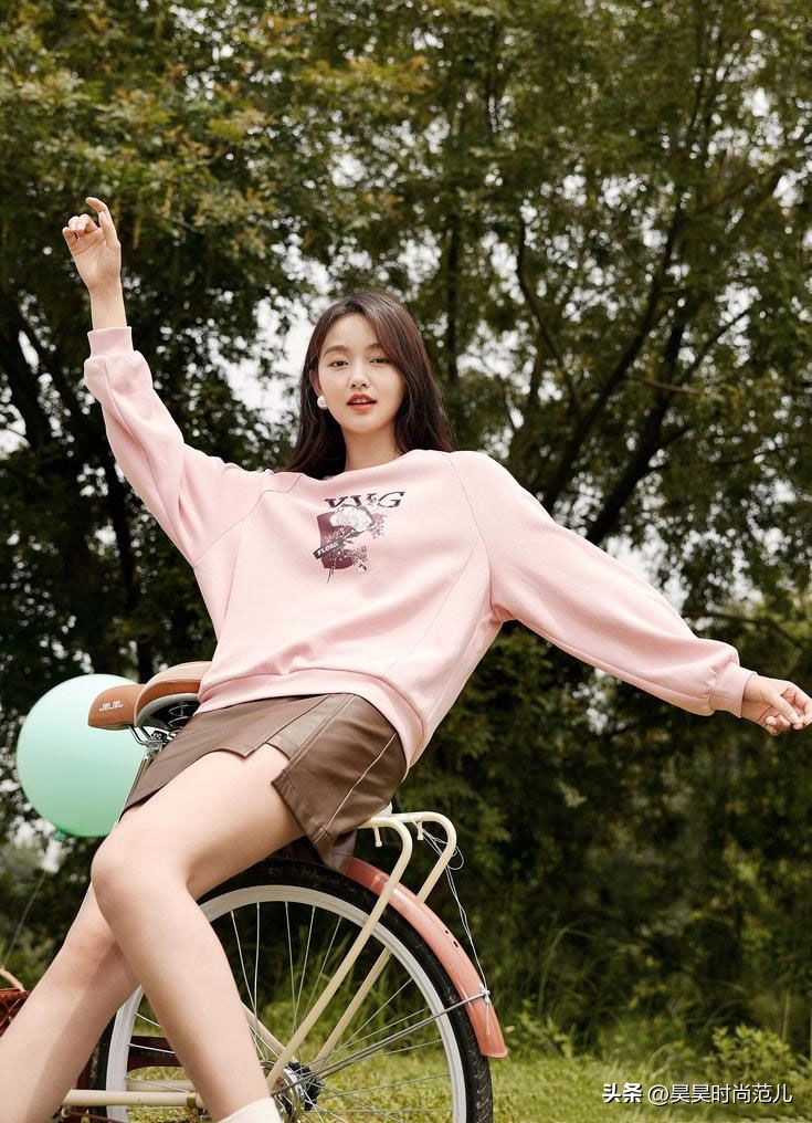 卫衣搭配外套的穿搭春款,矮个子初春风衣卫衣搭配