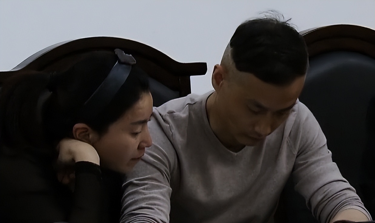 儿子全身纹身被学校开除,男孩大面积纹身到学校发现被开除