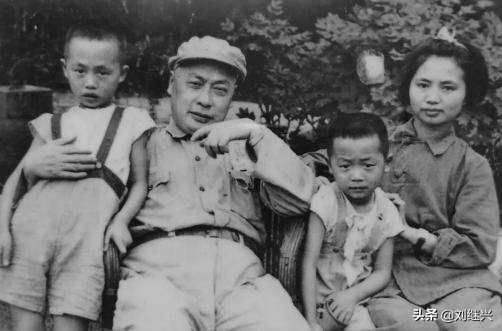 他曾两次取代了毛主席的职务，毛主席却救了他一命，此人后成元帅