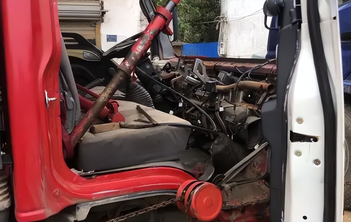 男子新车跑20万公里，成功将车跑报废，4S店：买完车就没有熄过火