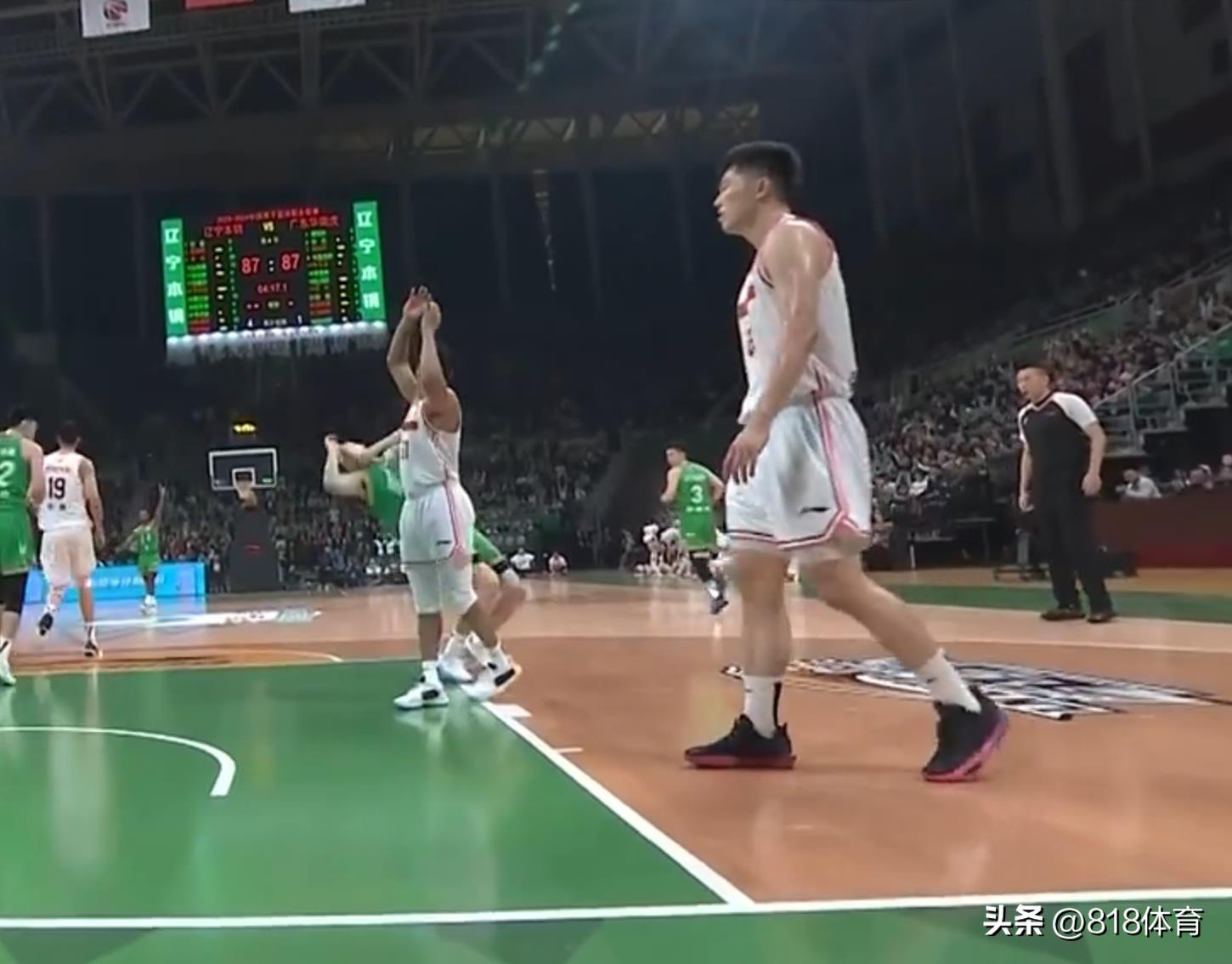 张镇麟撞到沃特斯,张镇麟撞裁判