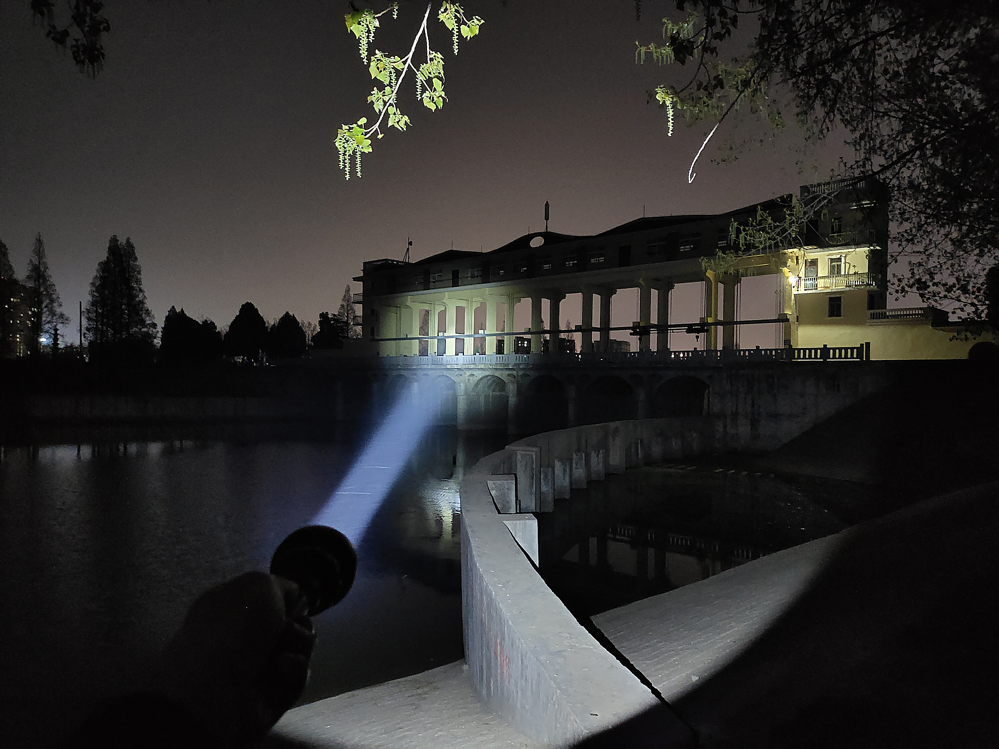 双光源任切换，千米光柱一线天！CYANSKYH5GT远射手电体验