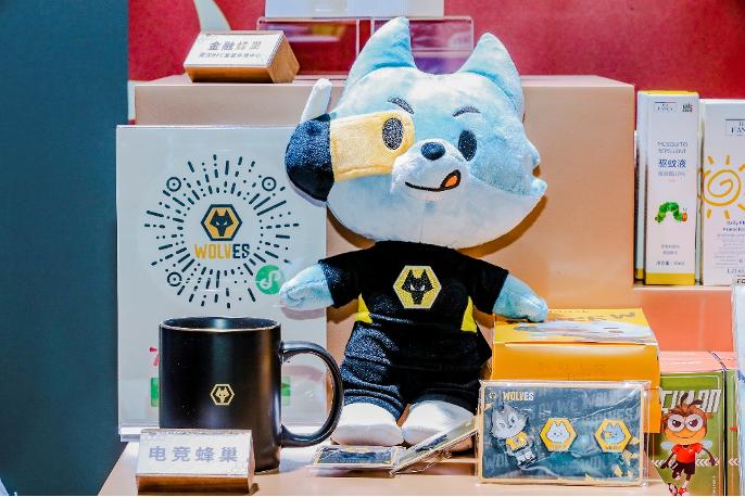 排队消费的火爆场景,年轻人打call主唱