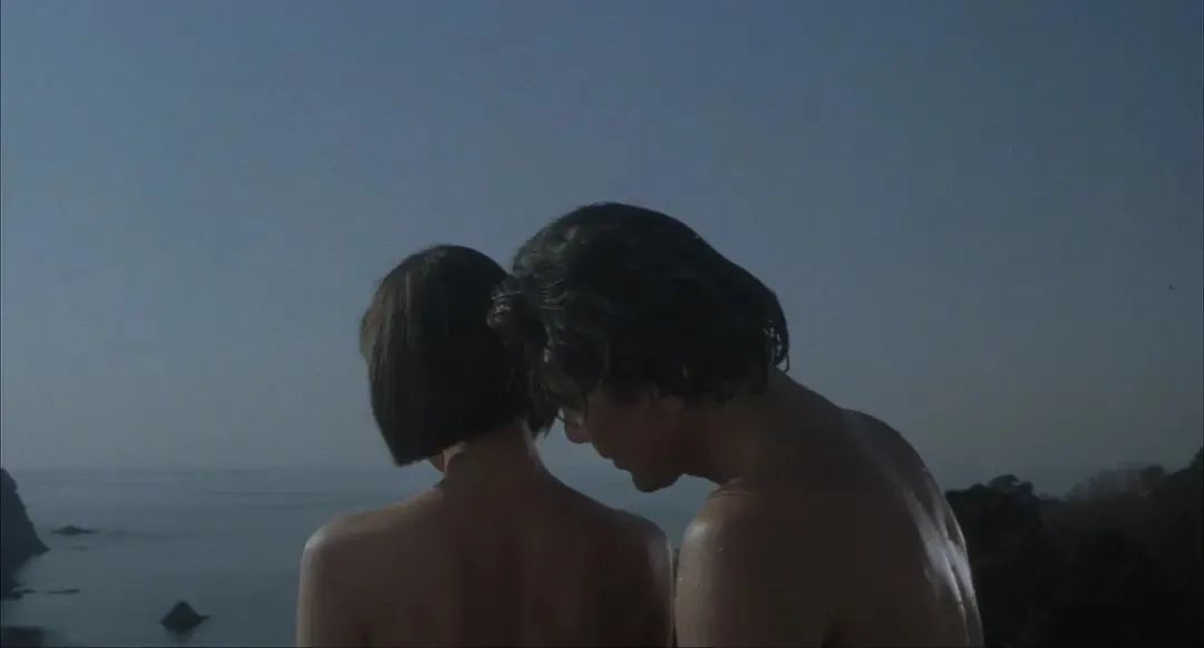 周五的傍晚，最适合观赏情色片。