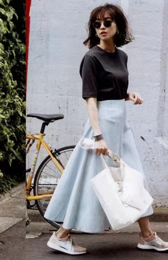 女生穿运动鞋最时尚的穿搭,白体恤怎么搭配裙子运动鞋