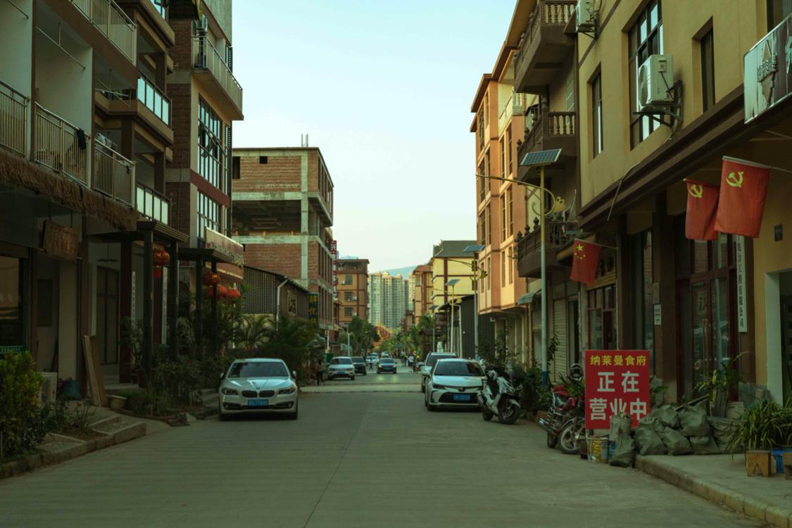 骂版纳是因为你没走出告庄玩版纳跟着小姐姐们走你才晓得味道