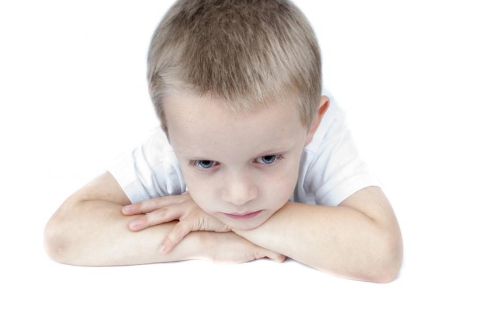 男孩不慎碰到小女孩,男孩碰到女孩被其爸爸抱摔