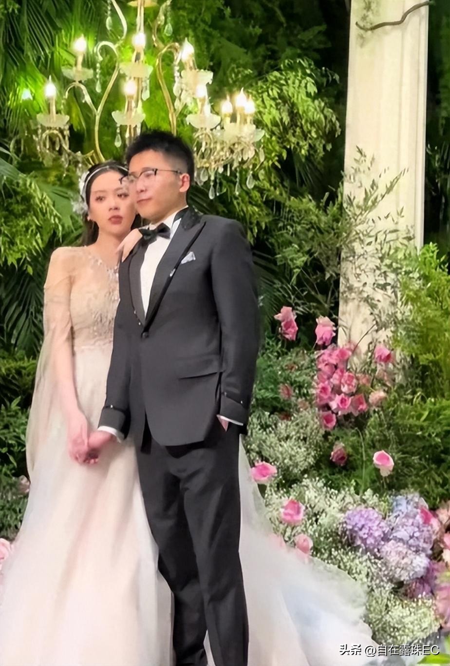 伊尔康二儿子订婚现场：新娘小腹鼓鼓如怀孕，婆婆盖过新娘