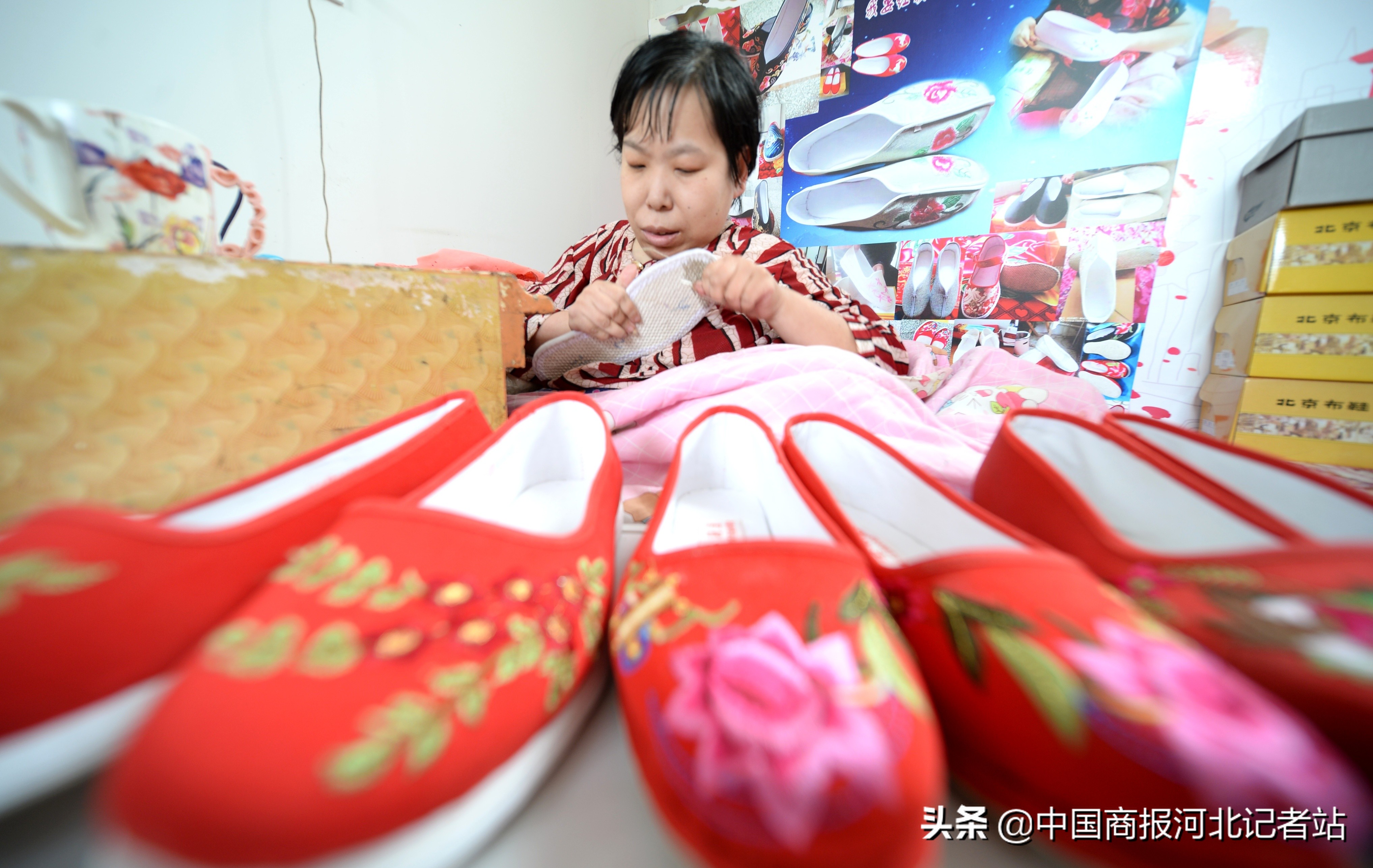 河北顺平:身残志坚双手绘出多彩人生