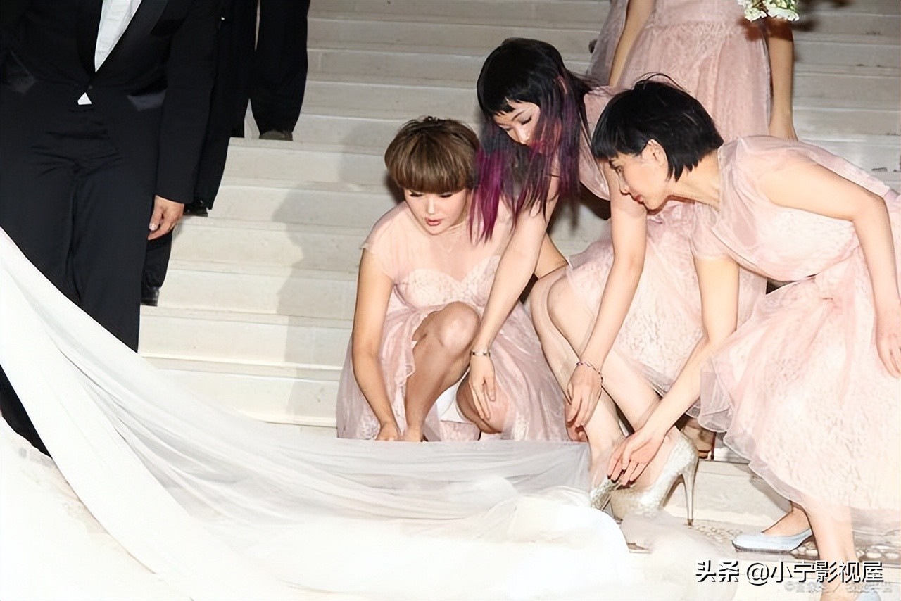 为什么现在有些地方婚礼上伴娘带防身“*器武**”?