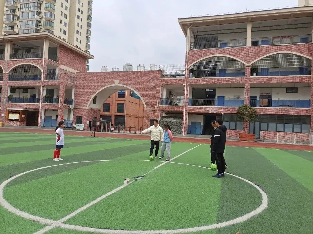 遵义市校园足球“满天星”训练营桐梓分营开营啦!