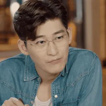 娜扎牛仔裤引争议,娜扎黑色破洞裤