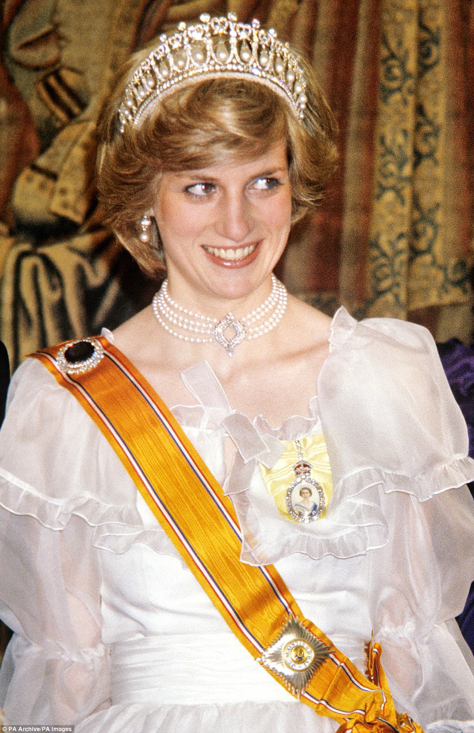 英国王室的顶级珍珠首饰图片,英王室皇冠权杖金球