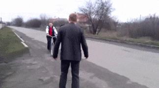 妹子注意点吧，你这姿势太不雅观了，在公共场合还是收敛点吧。