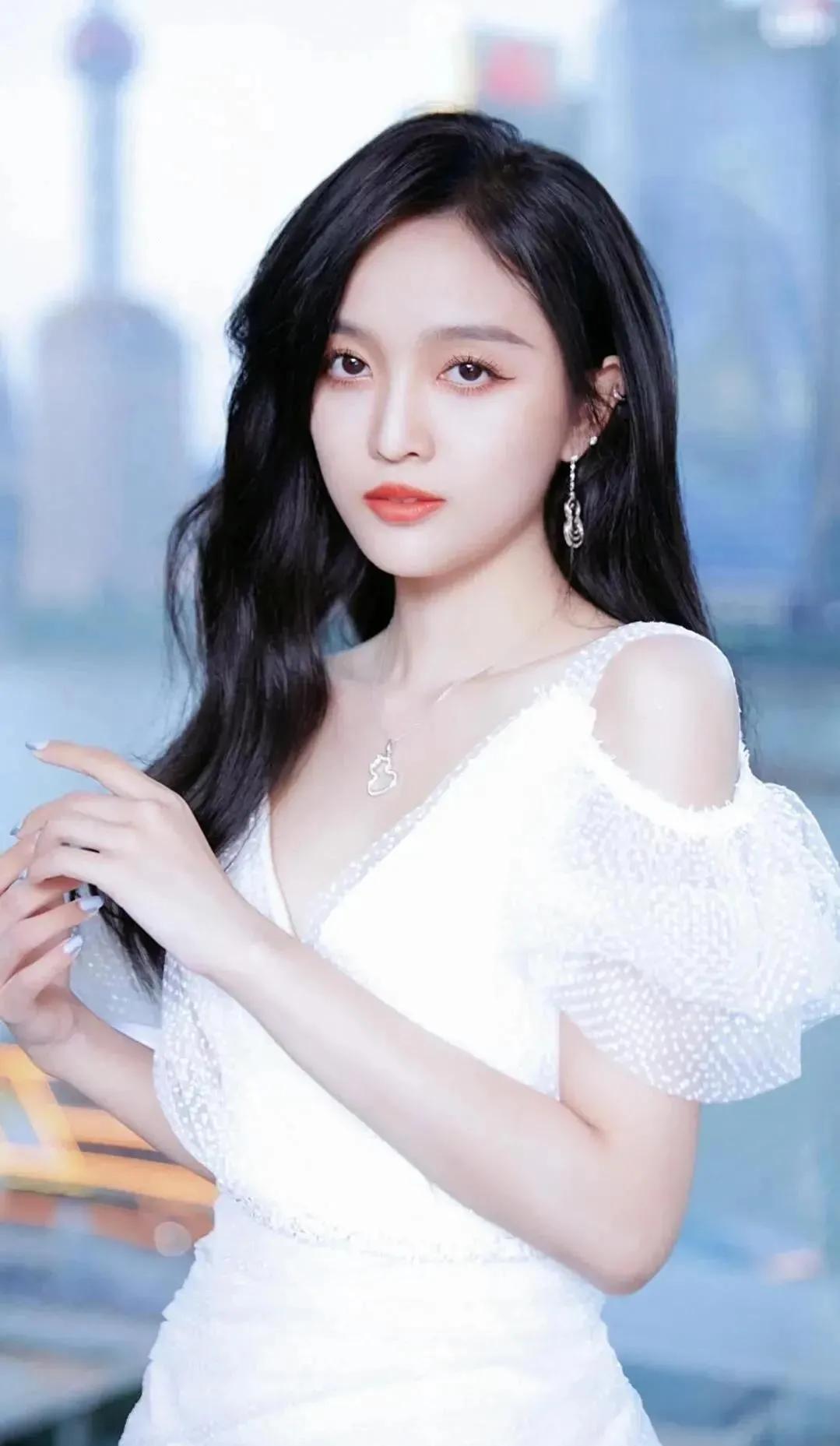 演4部剧，收入上亿元，日收入30万以上，娱乐圈的豪，无人可知