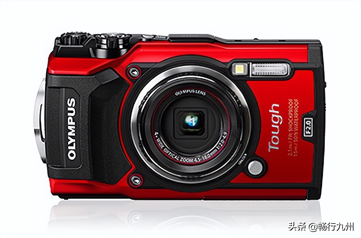 为爱人挑选心仪的礼物,用心挑选礼物的男人