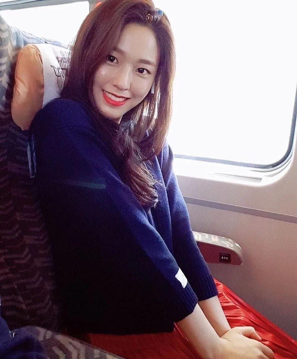 被网友称为“韩国最强肉体”身材演技在线的金雪炫还热衷慈善事业