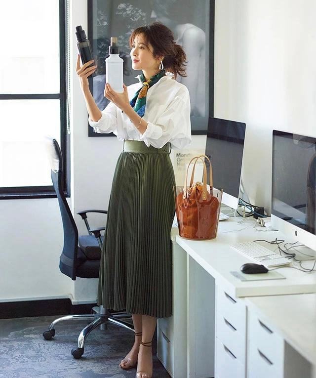 加上丝巾点缀衣服都变好看了,再好看的衣服也需要饰品的点缀