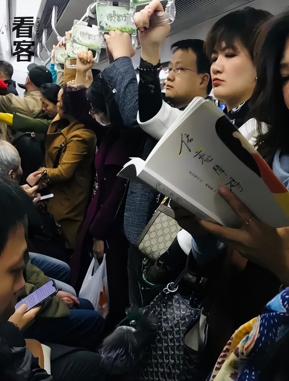 北京通勤路上，她用镜头记录2000个捧着书的人