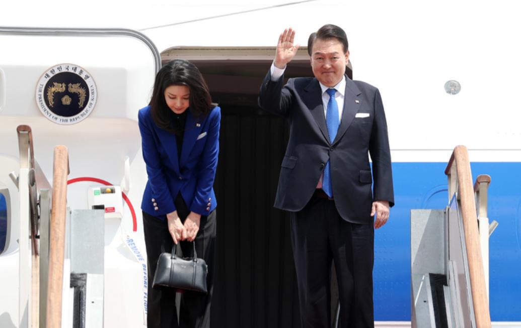 金建希赴广岛出席G7！穿情侣装却面露疲惫，见到帅哥总理就该笑了