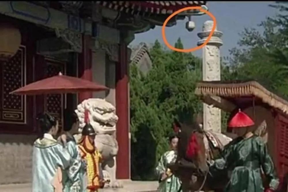 洒枸杞假装喷血、演尸体玩手机，这些穿帮镜头好敷衍，个个离谱